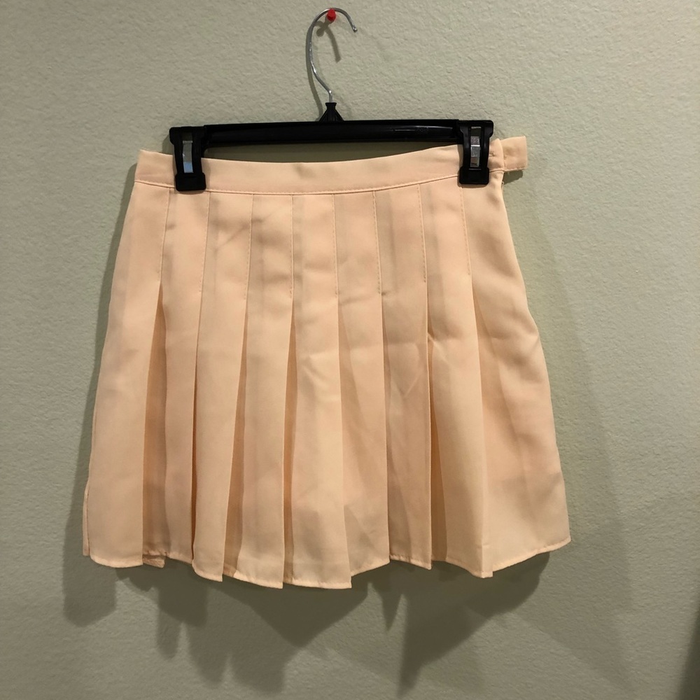 Pale yellow pleated tennis skirt